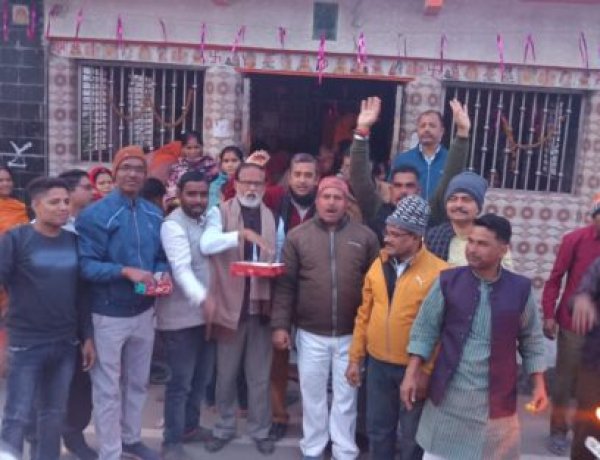 एनडीए सरकार के विश्वास मत हासिल करने पर भाजपा मानपुर नगर मंडल ने मिठाइयां बांटकर खुशी मनाया