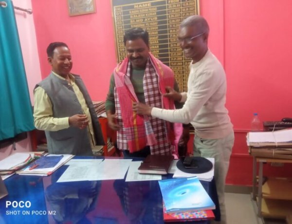 मानपुर बुनियादगंज थाना के नए थानाध्यक्ष का स्वागत अंग वस्त्र एवं पुष्पगुच्छ देकर किया गया समान्नित