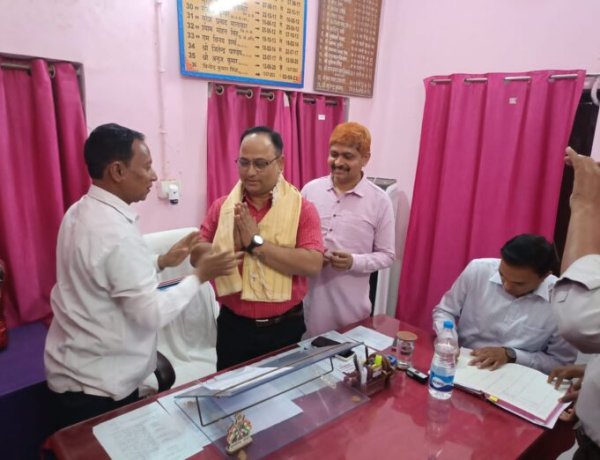 नवपदस्थापित मानपुर अंचल अधिकारी सुबोध कुमार का अंगवस्त्र से स्वागत