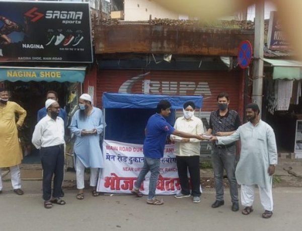 मेन रोड दुकानदार सहयोग समिति ने जरुरतमंदों के बीच किया भोजन वितरण