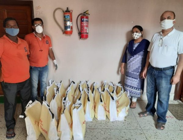 रिक्शाचालकों के बीच खाद्यान्न का वितरण