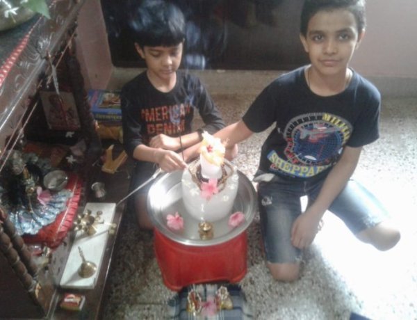 दादा के निर्देशन में पोतों ने बनाया बर्फ का शिवलिंग