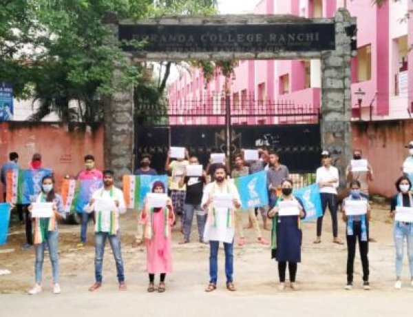 महिला उत्पीड़न के खिलाफ एनएसयूआई ने किया विरोध प्रदर्शन