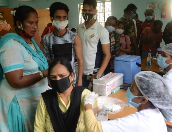रांची पब्लिक स्कूल में लगा वैक्सीनेशन कैंप, 132 लोगों ने लिया टीका
