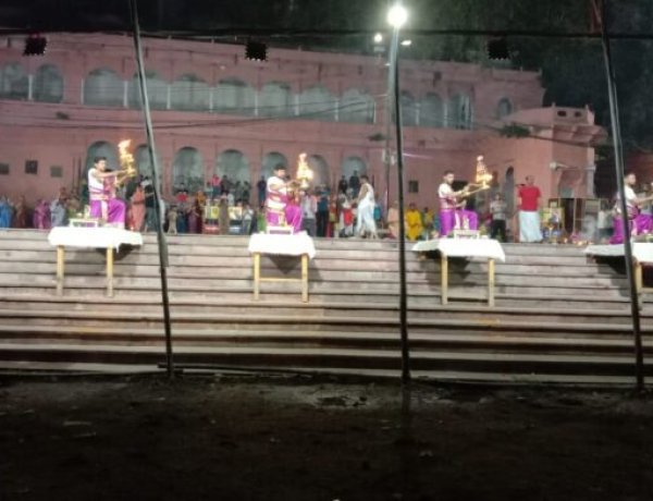 फागुण पूर्णिमा पर फल्गु सेवा समिति के बैनर तले देवघाट स्थान विष्णुपद पर फल्गु महाआरती का कार्यक्रम संम्पन हुआ