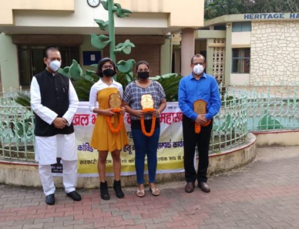 पूर्व केंद्रीय मंत्री सुबोधकांत सहाय ने जेवीएम श्यामली की छात्रा को किया सम्मानित