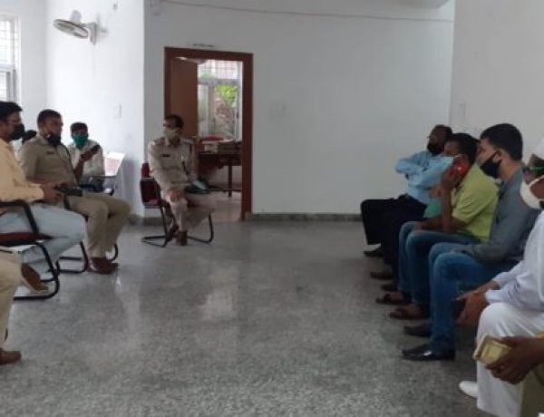 मुस्लिम बुद्धिजीवियों ने धार्मिक आयोजन न करने और घर पर नमाज पढ़ने पर दी सहमति ।