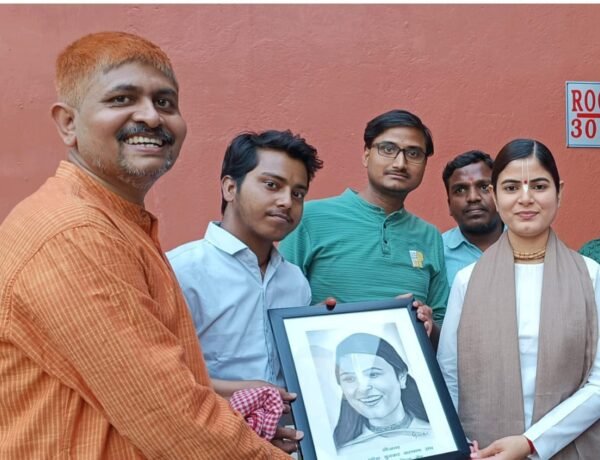 बिहार प्रदेश बुनकर कल्याण संघ के सौजन्य से प्रख्यात कथावाचक देवी चित्रलेखा जी को सम्मानित किया गया