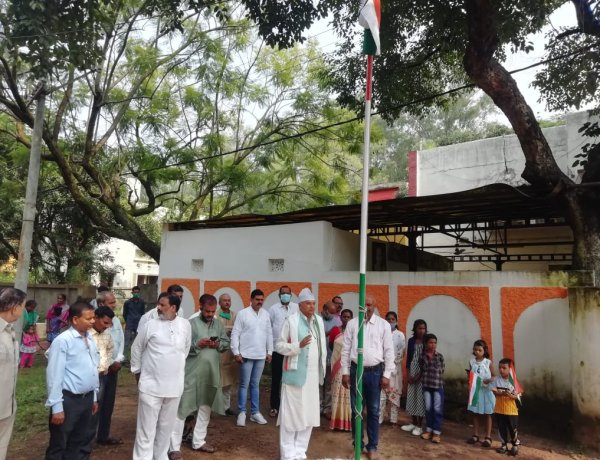 पूर्व केंद्रीय मंत्री सुबोधकांत सहाय के आवासीय कार्यालय पर हुआ झंडोत्तोलन