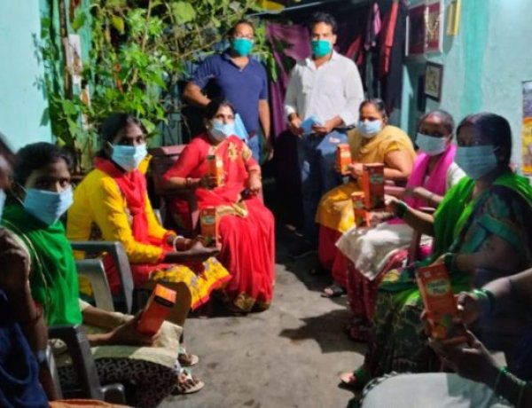 शारदा फाउंडेशन ने महिलाओं के बीच बांटी आयरन की दवाएं