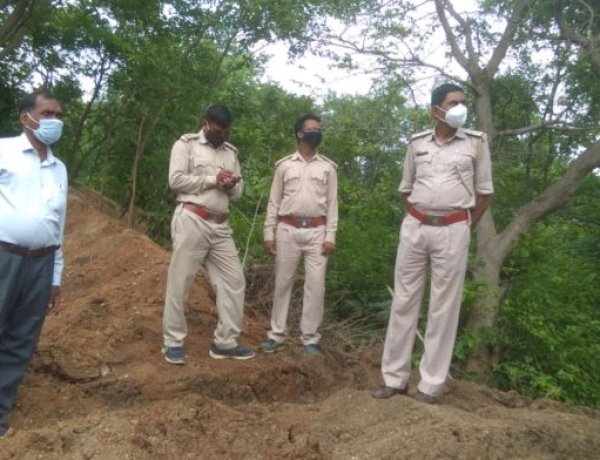 मनरेगा के काम में लिप्त जेसीबी जप्त ।विधायक की पहल पर हुई कार्रवाई ।