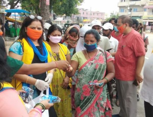 लायंस क्लब ऑफ धुर्वा ने जरूरतमंदों के बीच बांटे मास्क और हैंड वॉश