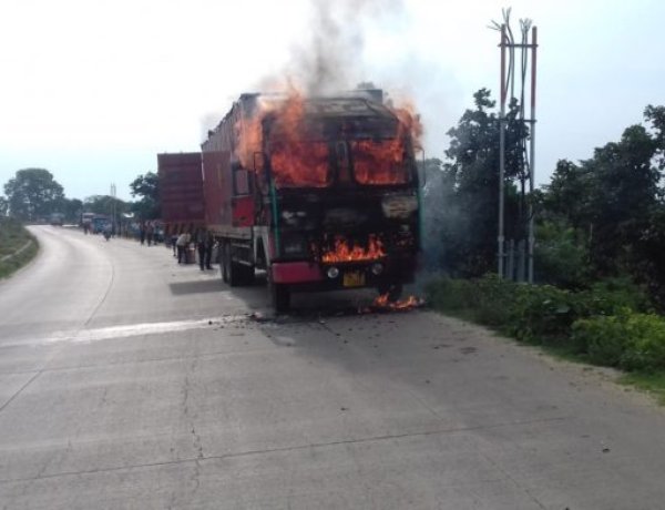 चलती कंटेनर में लगी आग,आधी कंटेनर जलकर खाख।