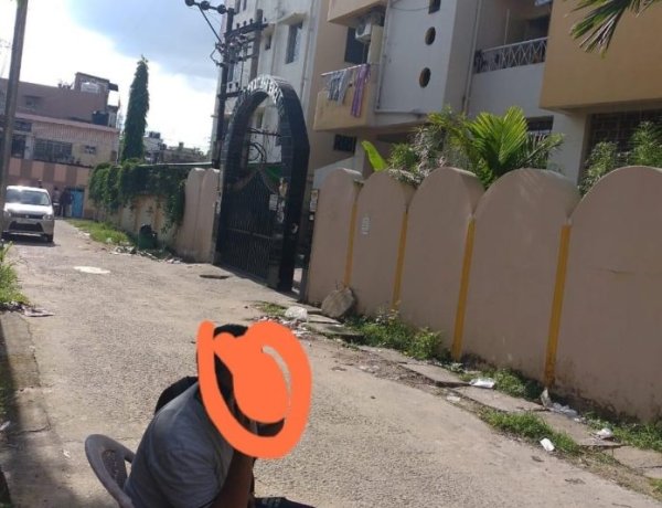 राजधानी में अमानवीय क्रूरता , कोरोना संक्रमित मरीज़ को अपार्टमेंट से बाहर निकाला।