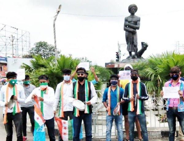 झारखंड कांग्रेस छात्र संगठन NSUI का UGC के खिलाफ अनूठा प्रदर्शन- थाली पीट कर और काला पट्टा लगाकर जताया विरोध।