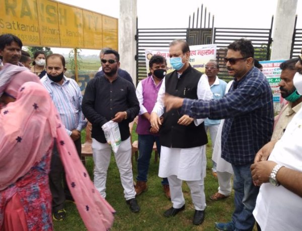 पूर्व केंद्रीय मंत्री सुबोधकांत सहाय ने ग्रामीणों के बीच बांटे आर्सेनिक एल्बम-30