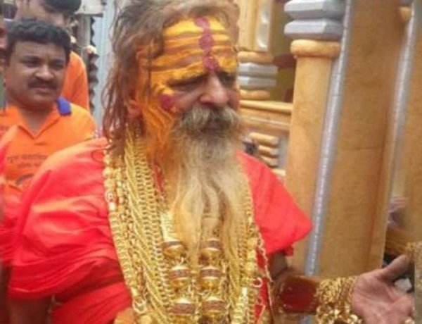 सोने के गहनों से लदे रहने वाले ‘गोल्डन बाबा’ की लंबी बीमारी के बाद मौत।