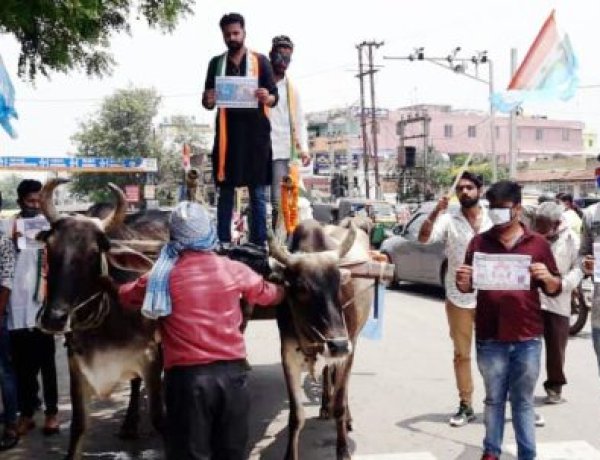 पेट्रोल और डीज़ल के बढ़ती कीमत के विरोध में झारखंड कांग्रेस छात्र संगठन एन.एस.यू.आयी का अनोखा विरोध प्रदर्शन।