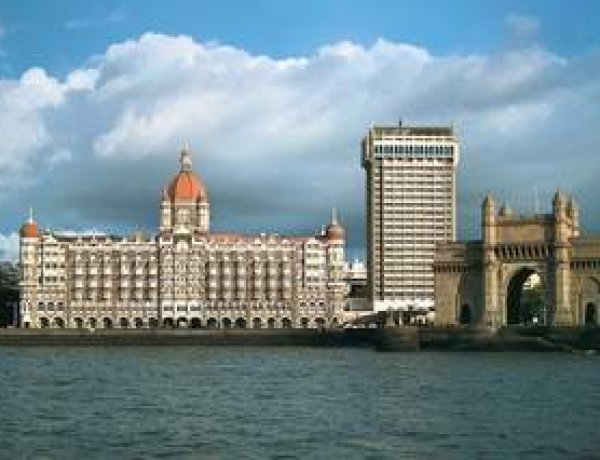 ताज होटल को बम से उड़ाने की धमकी,पाकिस्तान से आया कॉल ,पुलिस ने बढ़ाई सुरक्षा।