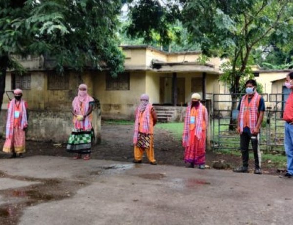 गोलमुरी की वीरांगना चित्रलेखा और नीलू ने किया सफाईकर्मियों को सम्मानित