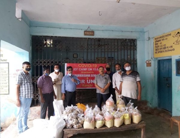 कोविड-19 रिलीफ कैंप में जरूरतमंदों को बांटे गए खाद्य सामग्री