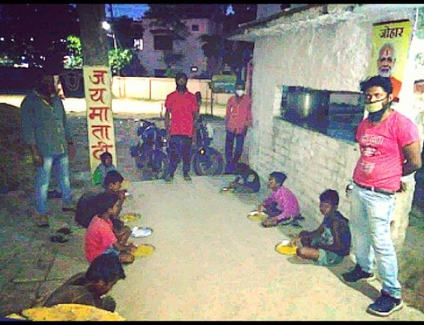 जय माता दी ग्रुप के लंगर में स्वयंसेवी संस्था “गूंज” ने किया सहयोग