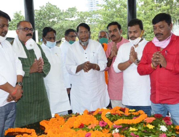 कांग्रेस नेताओं ने अमर शहीद भगवान बिरसा मुंडा को दी श्रद्धांजलि