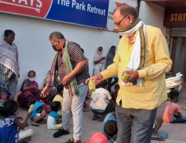 समाजसेवी रमाशंकर प्रसाद ने बच्चों को बांटे बिस्कुट