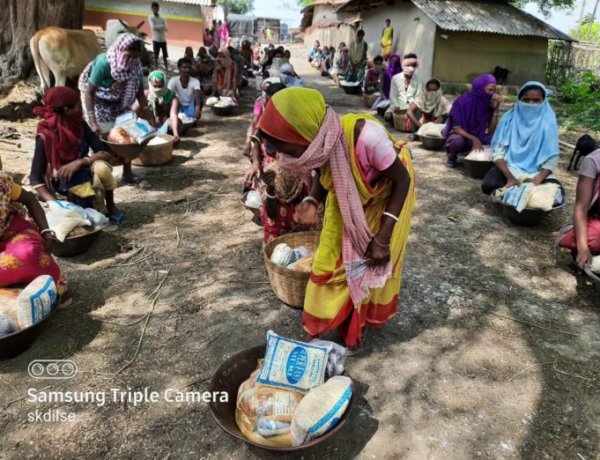 गरीबों और जरूरतमंदों की मदद में जुटी है स्वयंसेवी संस्था “गूंज”