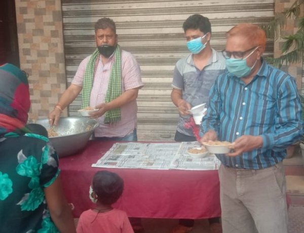 होटल पार्क ईन के सौजन्य से गरीबों के बीच बांटे गए लजीज चाउमीन