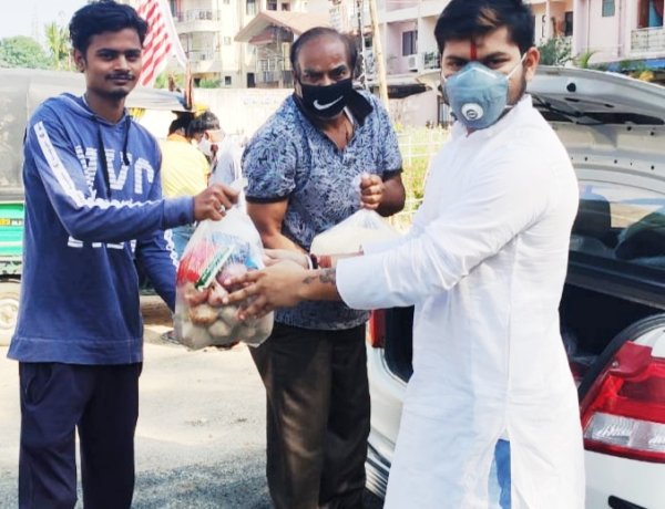 आदर्श मल्लिक ने जरूरतमंदों के बीच बांटे खाद्यान्न