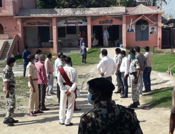 कोरंनटाइन सेन्टर का निरीक्षण करने आये डीएम से बोला मजदूर रोज चावल दाल खा-खा के तंग आ गए है……