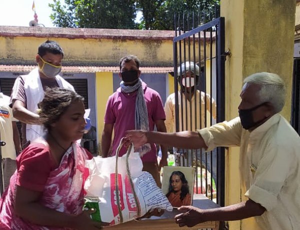 लाॅकडाउन-3 में योगदा सत्संग ने बढ़ाया सेवा का दायरा, पुलिस को भी दी सेवा सामग्री