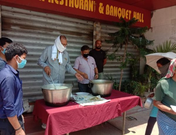 होटल पार्क ईन के संचालक रामाशंकर ने दो सौ गरीबों को खिलाया खाना