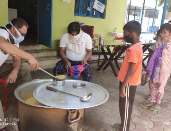 डॉ.संदीप अरोड़ा के सौजन्य से ढाई सौ गरीबों को कराया गया भोजन