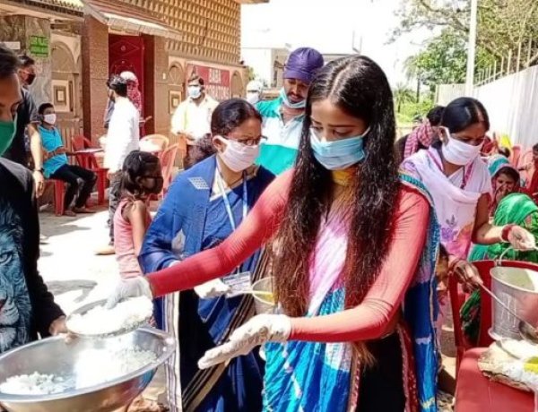 महिला नेत्री अनुष्का आनंद ने गरीबों व निःसहाय लोगों को भोजन कराया