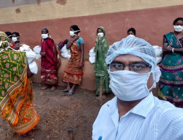 स्वयंसेवी संस्था “गूंज” ने अनाथ बच्चों, विधवाओं और बेसहारा वृद्धजनों के बीच बांटे खाद्यान्न