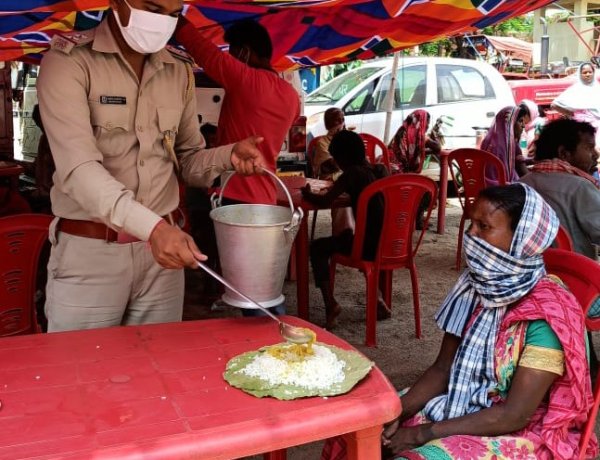 देवघर : नगर थाना प्रभारी की अगुवाई में समस्त पुलिसकर्मी रोजाना जरूरतमंदो को परोस रहे भोजन