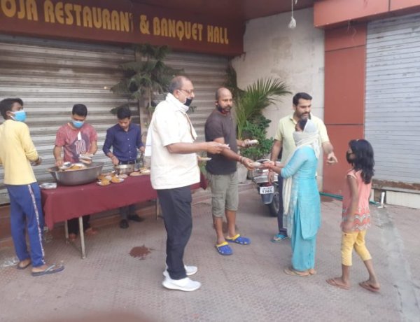 समाजसेवी रामाशंकर प्रसाद ने गरीबों को खिलाया ब्रेडचाॅप-चटनी