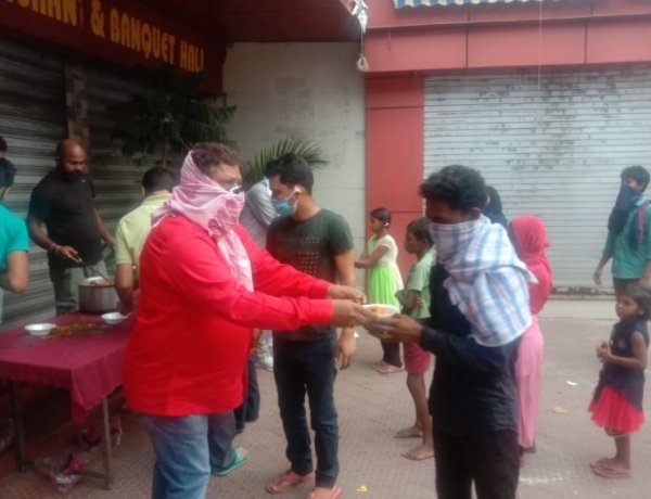 पूजा रेस्टोरेंट ने गरीबों को खिलाया दक्षिण भारतीय व्यंजन सांबर-बाड़ा