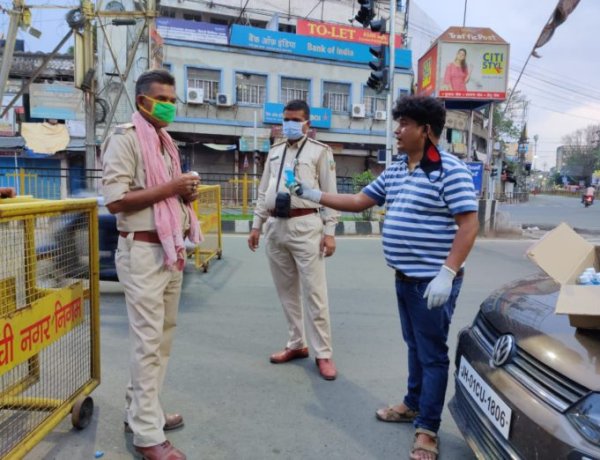 समाजसेवी सतीश ने पुलिसकर्मियों के बीच बांटे सेनेटाइजर