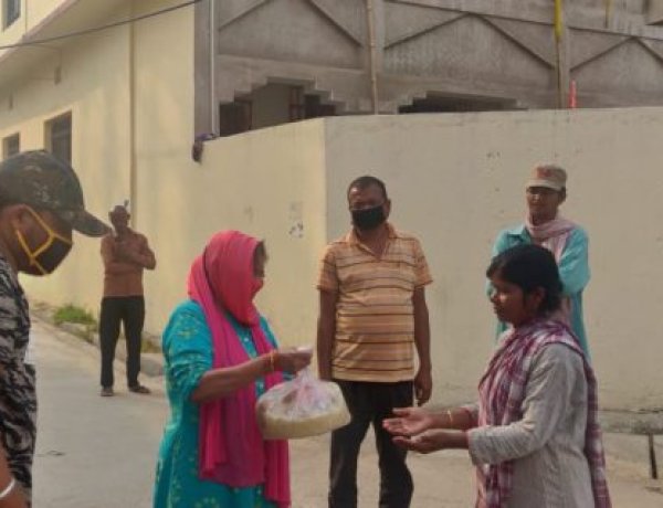 भाजपा युवा मोर्चा के नेता ने गरीबों के बीच बांटे अनाज और राहत सामग्री