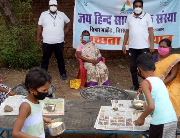 जयहिंद सामाजिक संस्था की ओर से गरीबों को रोज कराया जा रहा है भोजन