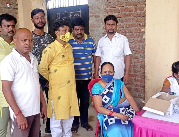 न्यू काली पूजा समिति ने लगाया वैक्सीनेशन कैंप