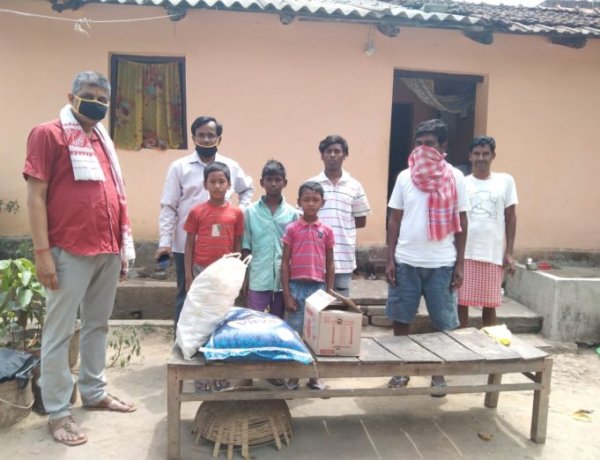 गरीब बच्चों को भोजन कराने के लिए समाजसेवियों ने दी खाद्य सामग्री