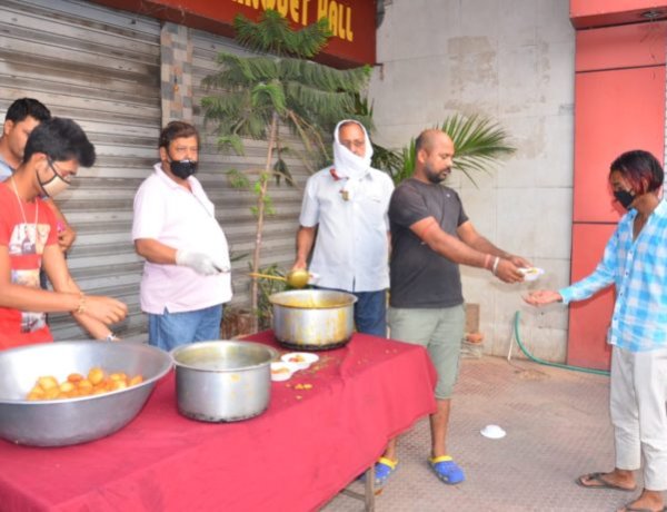 लाॅकडाउन में लोकप्रिय झारखंडी व्यंजन खा कर खिल उठे गरीबों के चेहरे