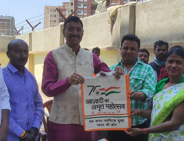 सांसद संजय सेठ ने बांटे जूट के थैले, शहर-गांव को प्लास्टिक मुक्त करने की लोगों से की अपील