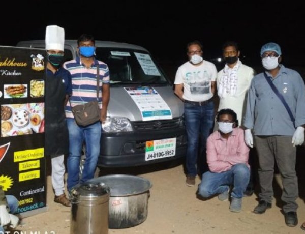 लाइट हाउस कैफे एंड किचेन के संचालक दिलबाग सिंह गरीबों को प्रतिदिन करा रहे भोजन