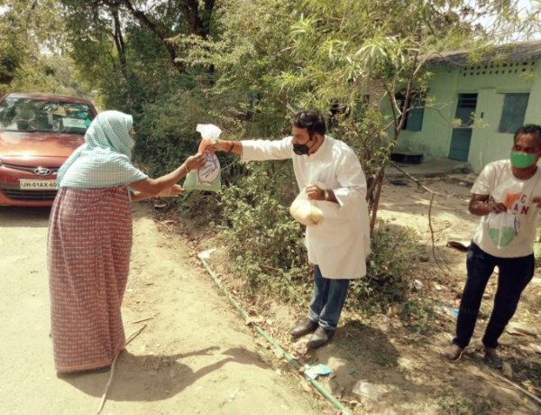 कांग्रेस कार्यकर्ताओं द्वारा जरूरतमंदों के बीच खाद्यान्न वितरण किया गया
