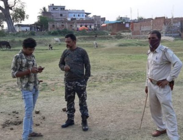 लॉकडाउन में क्रिकेट खेल रहे युवकों को पुलिस ने चेतावनी दे कर छोड़ा